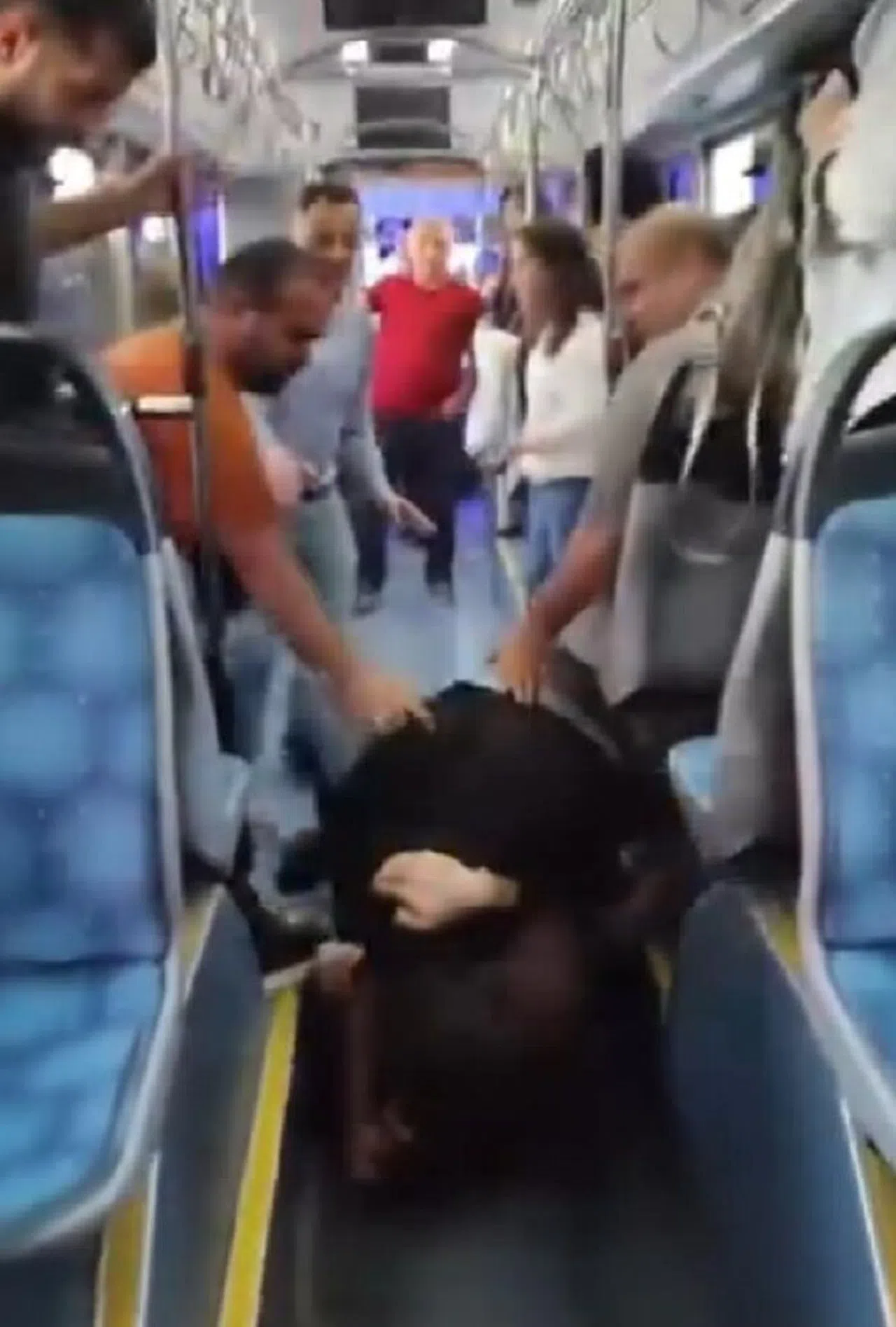 Otobüs İçinde 'Yan Bakma' Kavgası