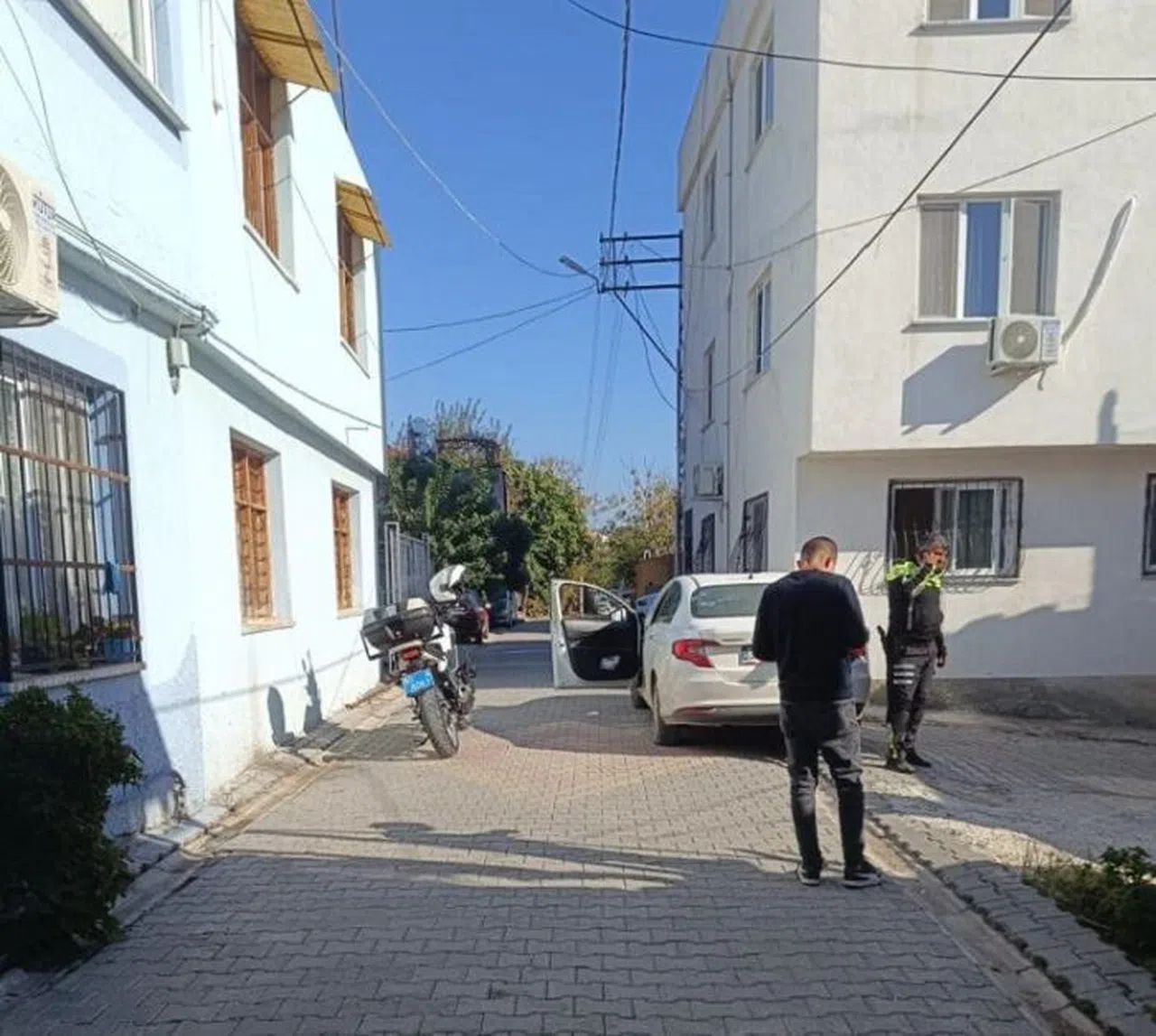 Polis Memuru Boşanmak İsteyen Eşinin Sokağında Tabanca İle Etrafa Ateş Açtı