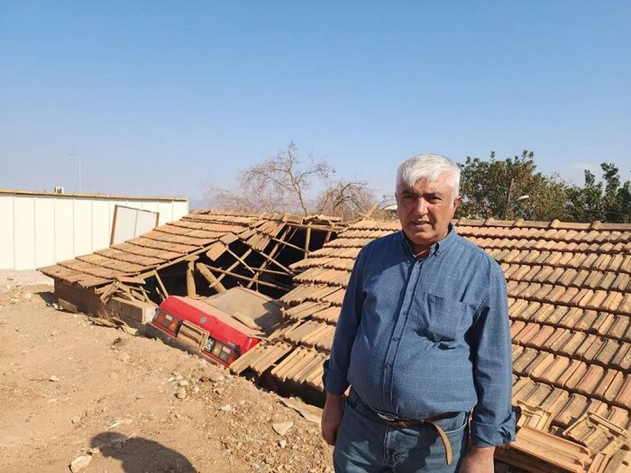 Akıl Almaz Kaza: Fren Yerine Gaza Basınca Tofaş'ı İle Ahırın Üzerine Uçtu
