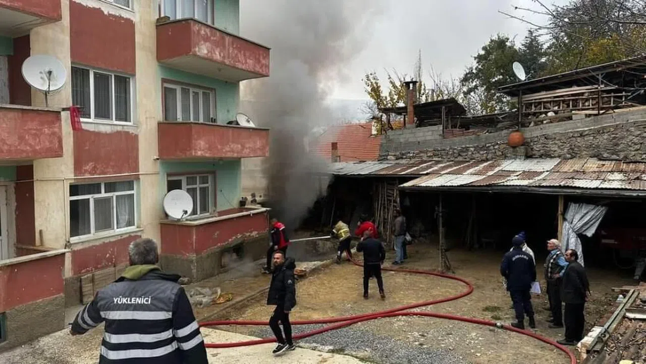 Odunlukta çıkan yangın söndürüldü
