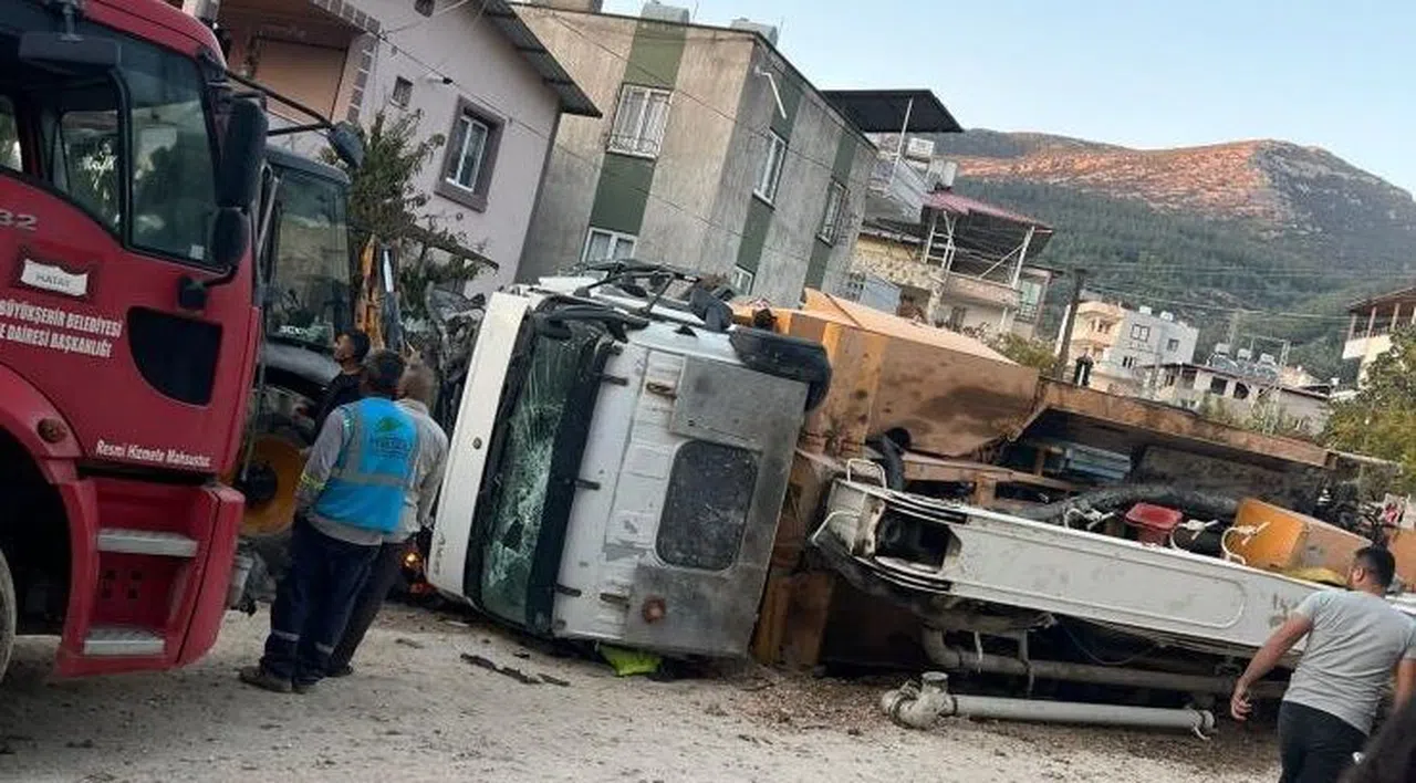 Sürücüsünün direksiyon hakimiyetini kaybettiği kamyon araçları biçti