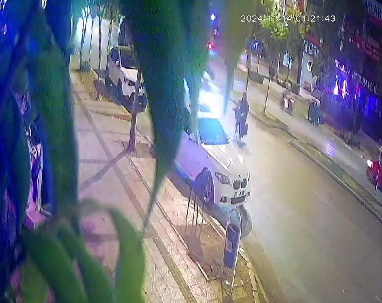 Anne ve Oğluna Yaya Geçidinde Otomobil Çarptı, Başka Bir Otomobil De Üstlerinden Geçti