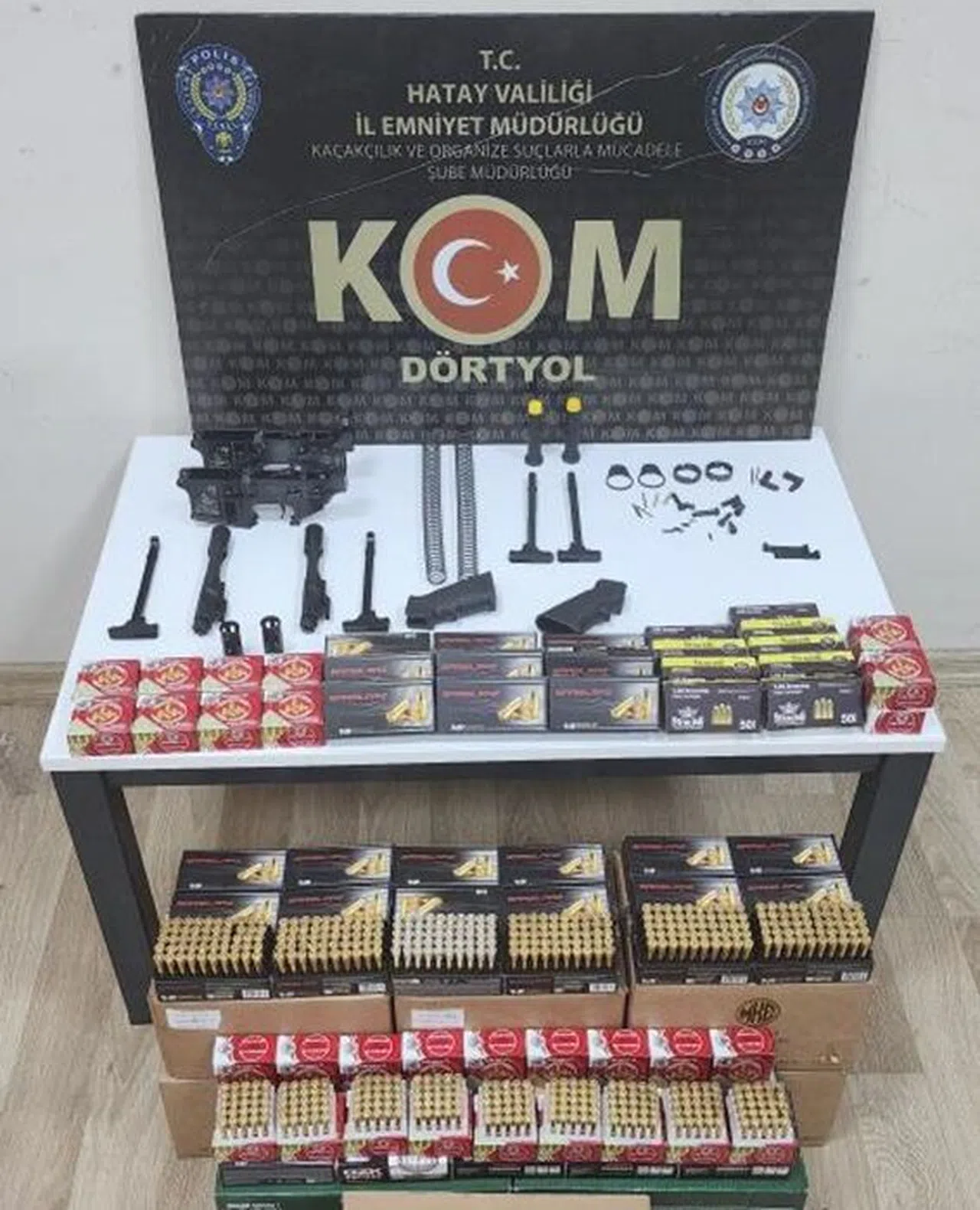 Şüpheli Kargoyu Takip Eden Eden Polis Ekipleri Adeta Cephanelik Ele Geçirdi