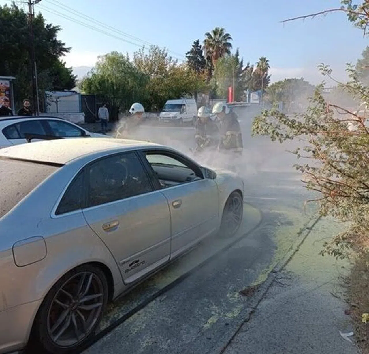Motor Kısmı Alevlere Teslim Olan Araçta Hasar Oluştu