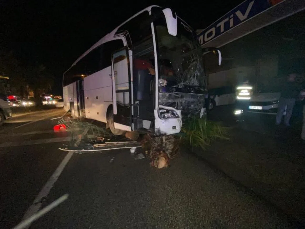 Tur Otobüsü Otomobille Çarpıştı: 20 Yaşındaki Sürücü Hayatını Kaybetti