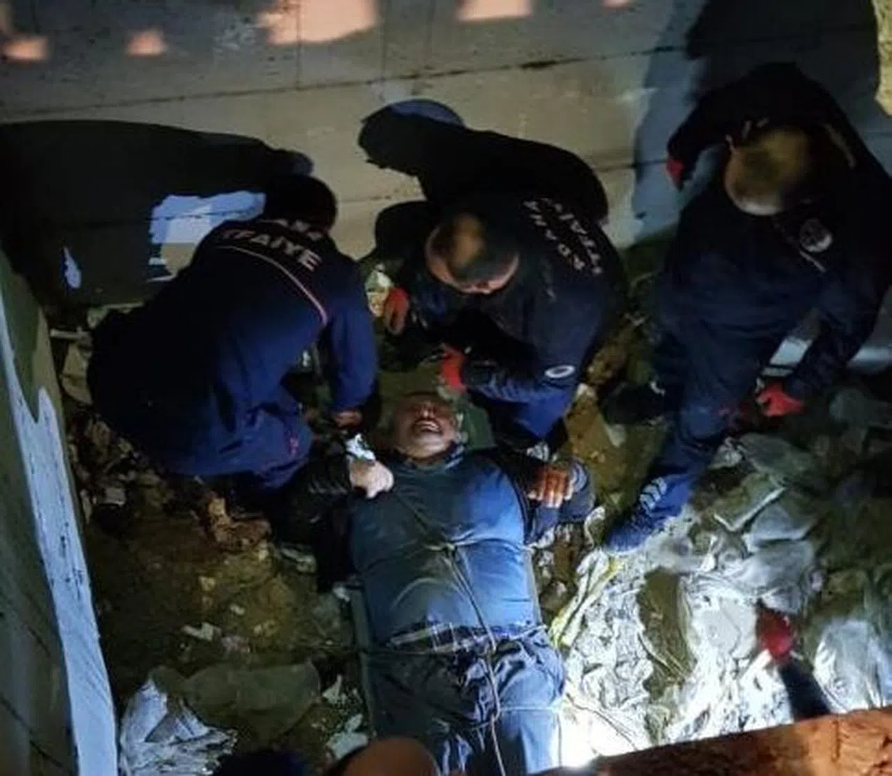 İnşaatta çukura düşen işçinin imdadına itfaiye yetişti