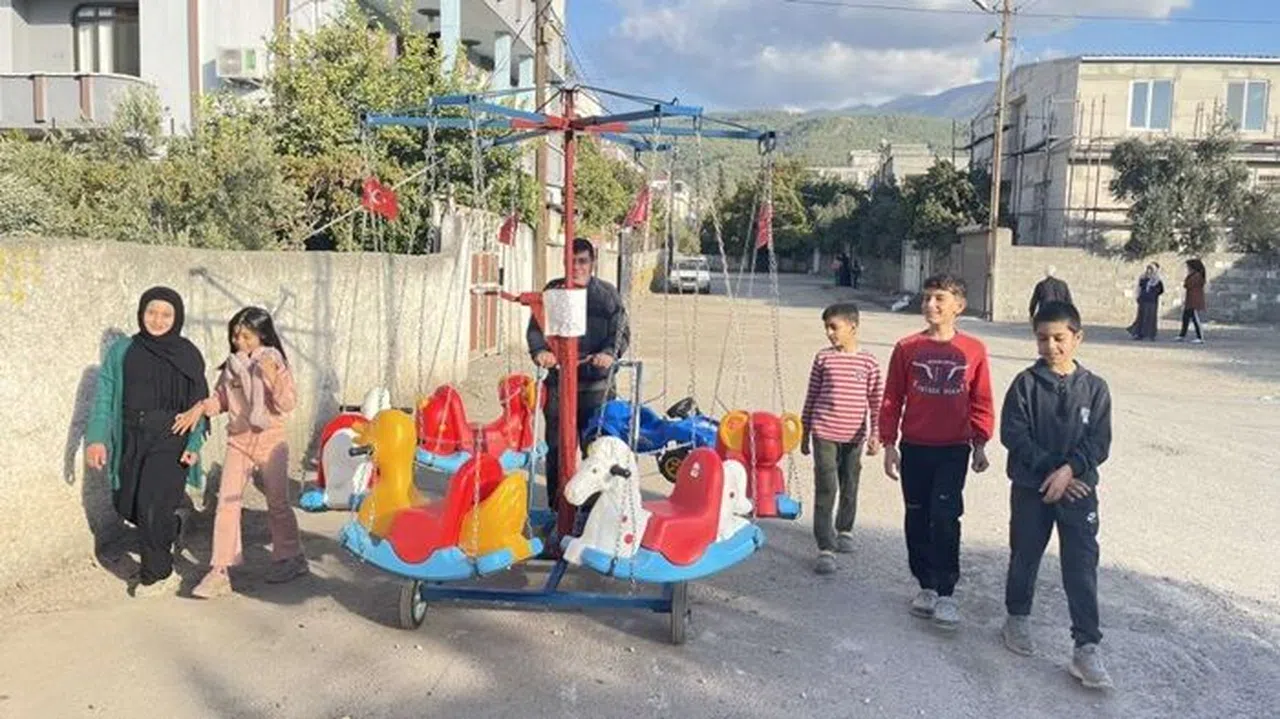 Seyyar Atlı Karıncasıyla, Depremzede Çocuklara Sokak Sokak Mutluluk Dağıtıyor