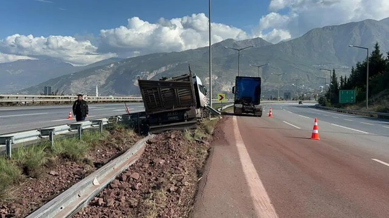 Bariyere Çarpan Kamyon Sürücüsü Yaralandı