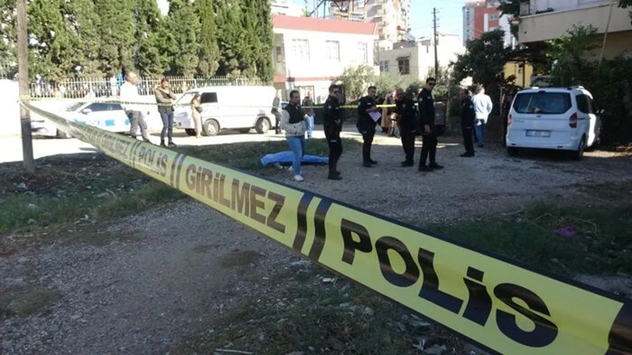 Ekmek Almaya Giden Kadın Ölü Bulundu, Kocası ve Kızı Gözyaşlarına Boğuldu
