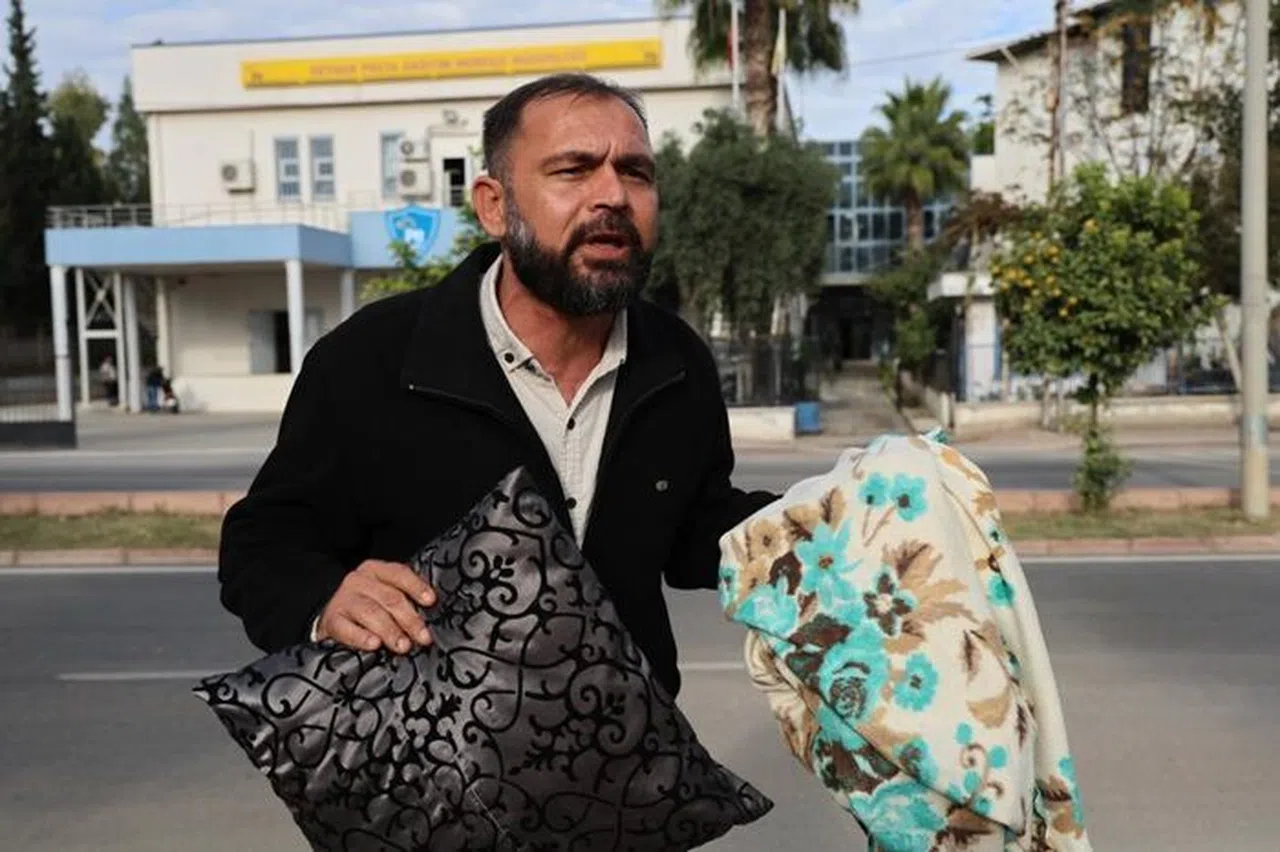 Muhtardan Yastıklı, Yorganlı PTT Eylemi