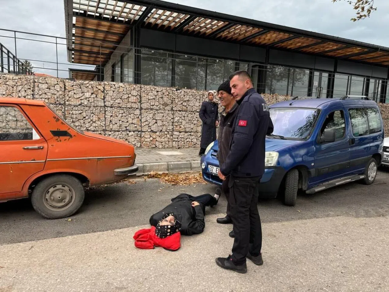 Ayağı Takılıp Düşen Yaşlı Kadın Yerde Acı İçerisinde Kaldı