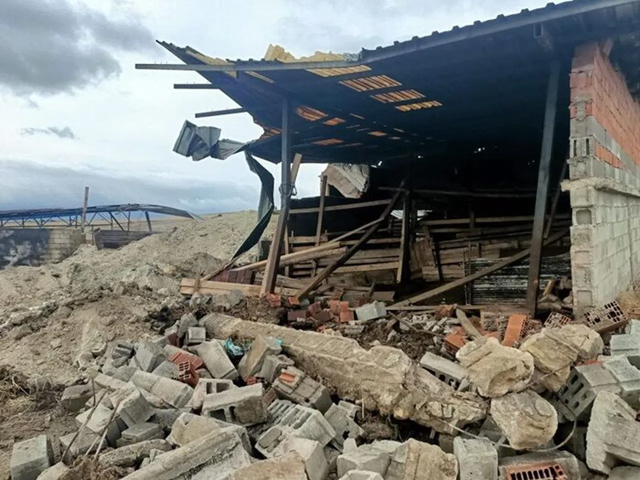 Besihane Yangını: 17 Hayvan Telef Oldu, Tonlarca Yem Yanarak Küle Döndü