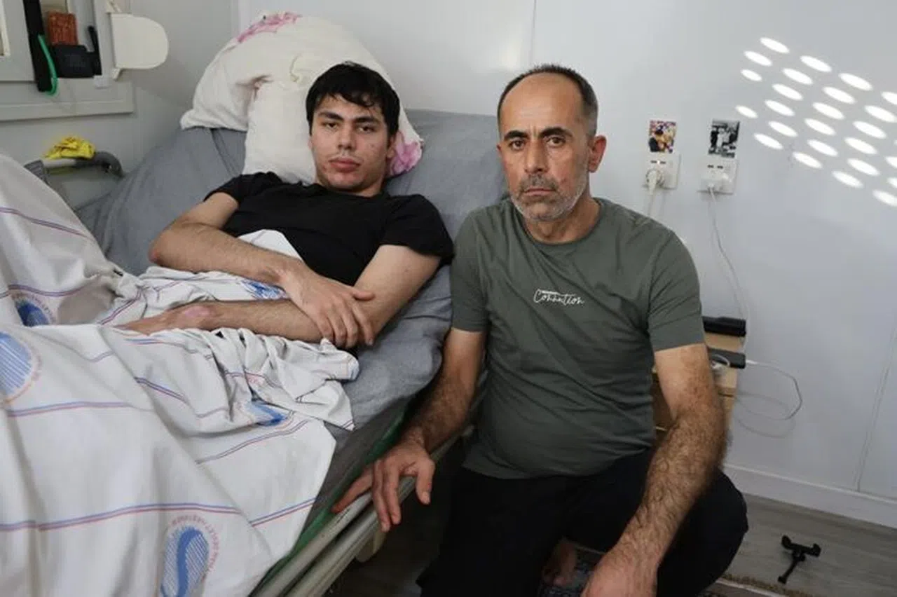 Depremde Annesini ve Kardeşini Kaybeden Genç, Çamaşır Makinesinin Yanına Sığınarak Enkaz Altında 6 Gün Yaşama Tutundu