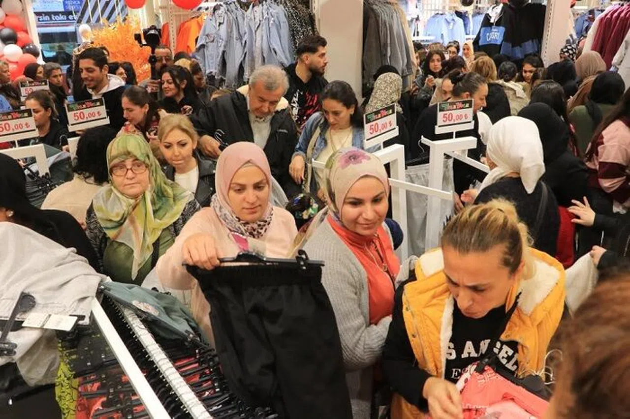 Kadınların Kıyafet Kapma Yarışı Kamerada