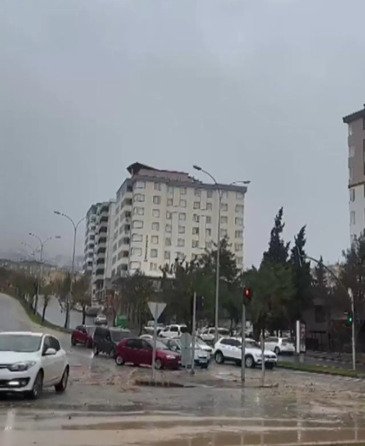 Kahramanmaraş'ta rüzgâr çatıları uçurdu