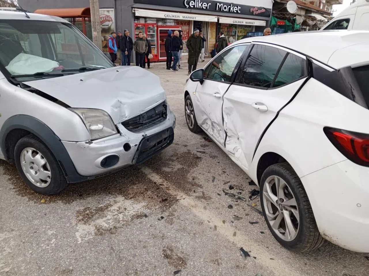 Hafif Ticari Araç İle Otomobil Çarpıştı: 5 Yaralı