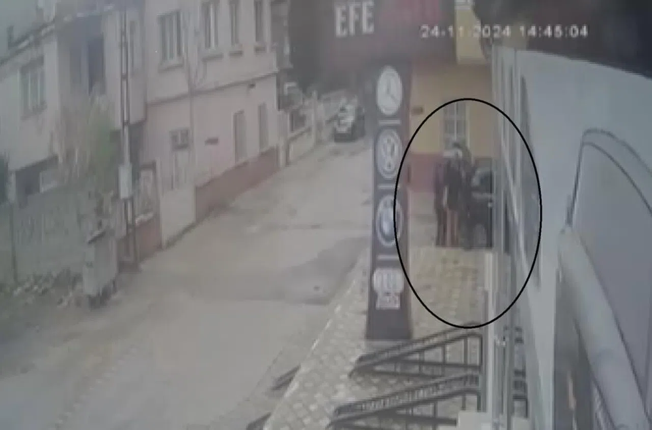 Fırtınanın Devirdiği Tabela Çocuğu Teğet Geçti