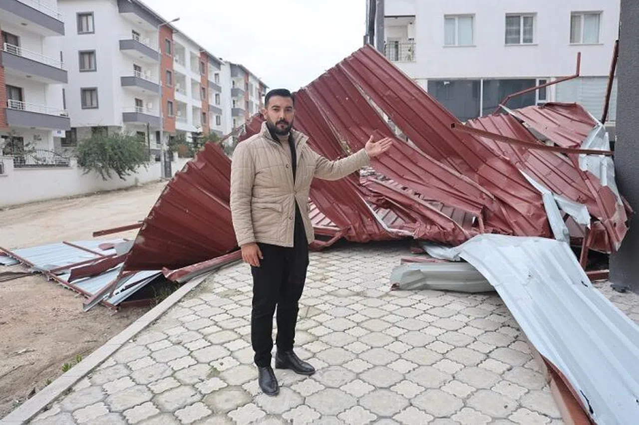 Fırtınanın Uçurduğu Metal Çatıdan Koşarak Kurtulan Vatandaşın Ölüme Karşı Mücadelesi