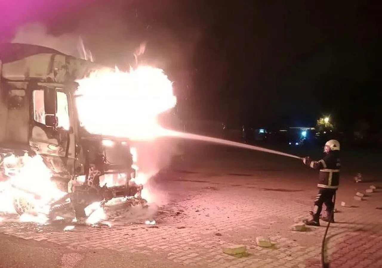 Park Halindeki Tır Alevlere Teslim Oldu