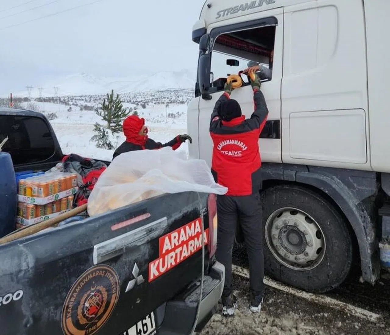 Kahramanmaraş'ta İtfaiyesinden Yolda Kalan Araçlara Yakıt Desteği