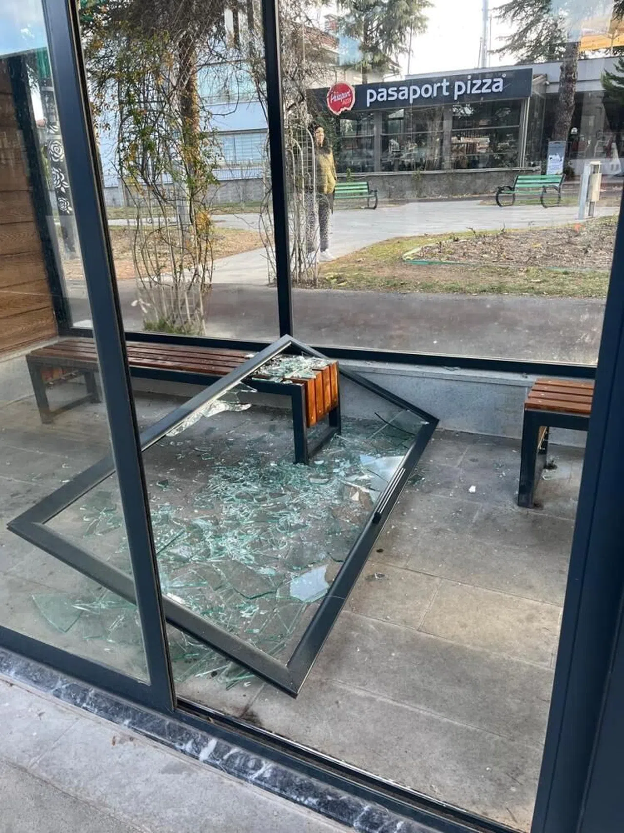 Kapalı Otobüs Durağına Çirkin Saldırı