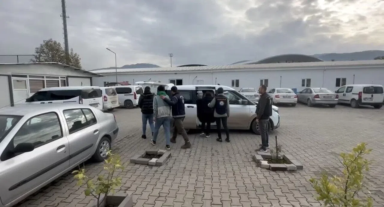 DurdurulanOtobüste 4 Kaçak Göçmen Yakalandı