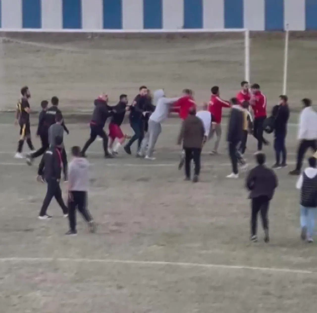 Tekmelerin ve Yumrukların Havada Uçuştuğu Maçta 4 Futbolcu Yaralandı
