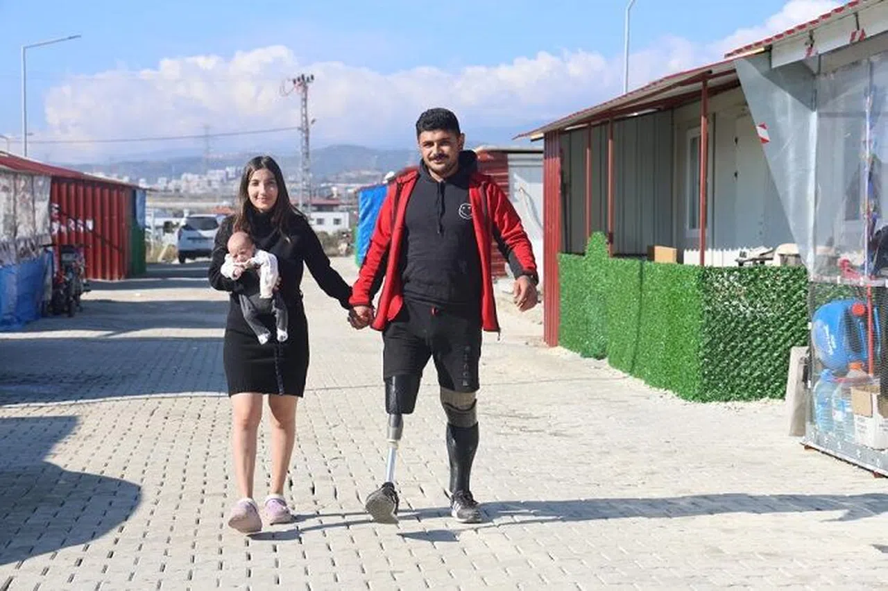 Depremde Bacaklarını Kaybeden Genç, Evlendiği Eşiyle Aylar Sonra El Ele Tutuşup Yürümenin Mutluluğunu Yaşıyor