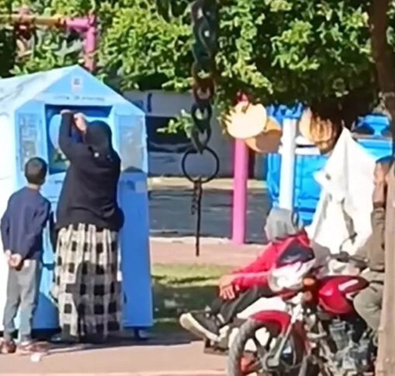 Giysi Kumbarasına Giren Çocuk, Topladığı Kıyafetleri Annesine Verdi