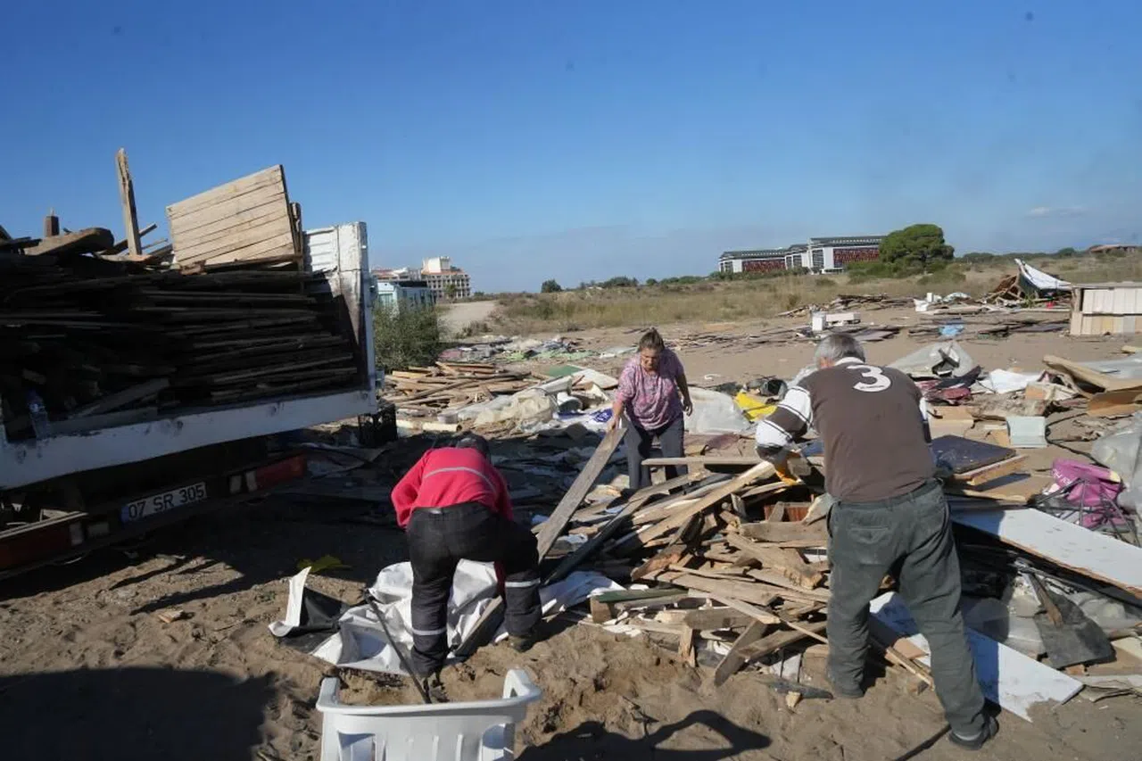 Denize sıfır bedava çardaklar yıkıldı, hurdacılar bölgeye akın etti