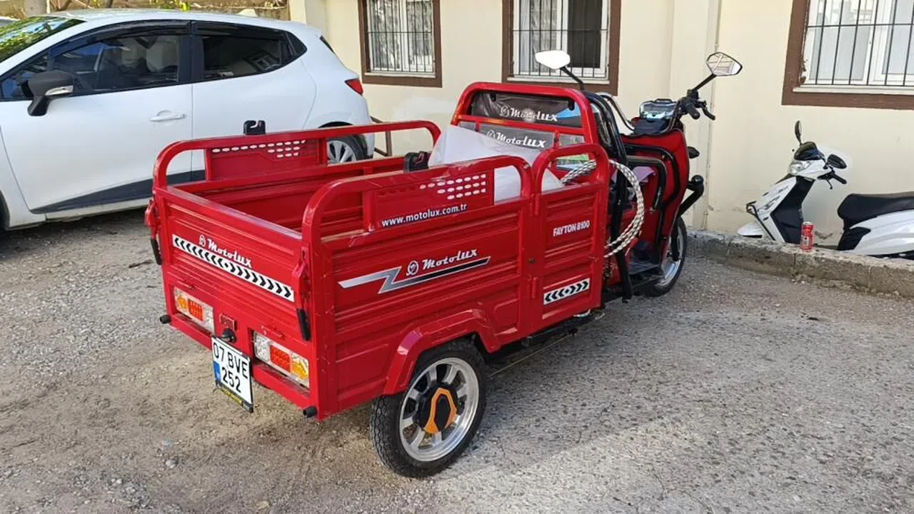 3 Tekerli Motosiklet Virajı Alamayarak Devrildi: 1 Yaralı