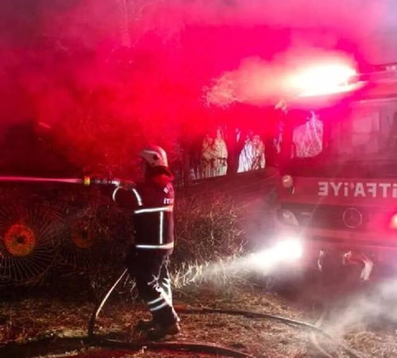Gece Saatlerinde Çıkan Yangında 6 Buzağı Telef Oldu, 500 Saman Balyası Yandı