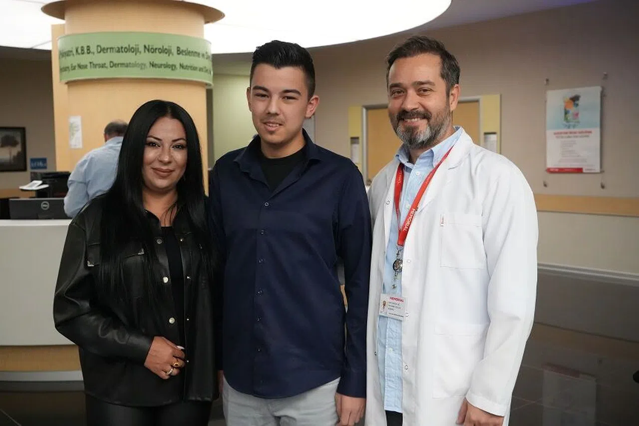 Annesinin yıllardır 'dik dur' dediği genç, 3 saatte 5 santim uzadı