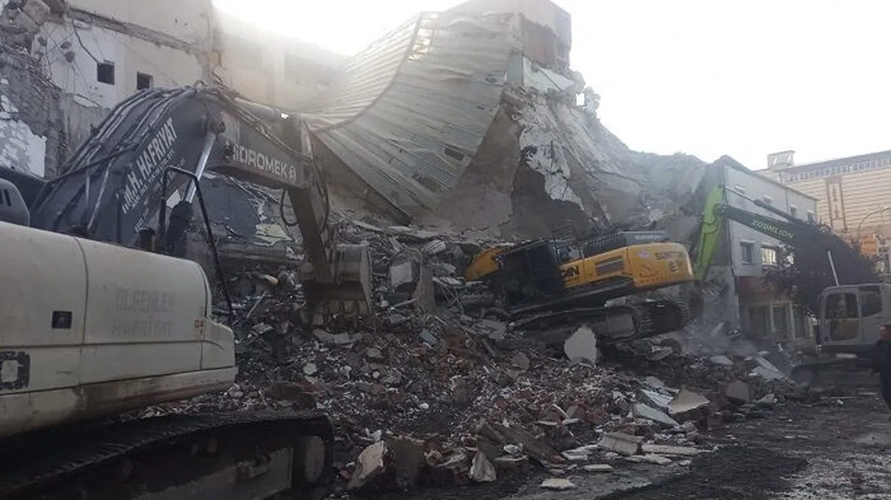 Bina Yıkımında Kepçe Molozların Altında Kaldı
