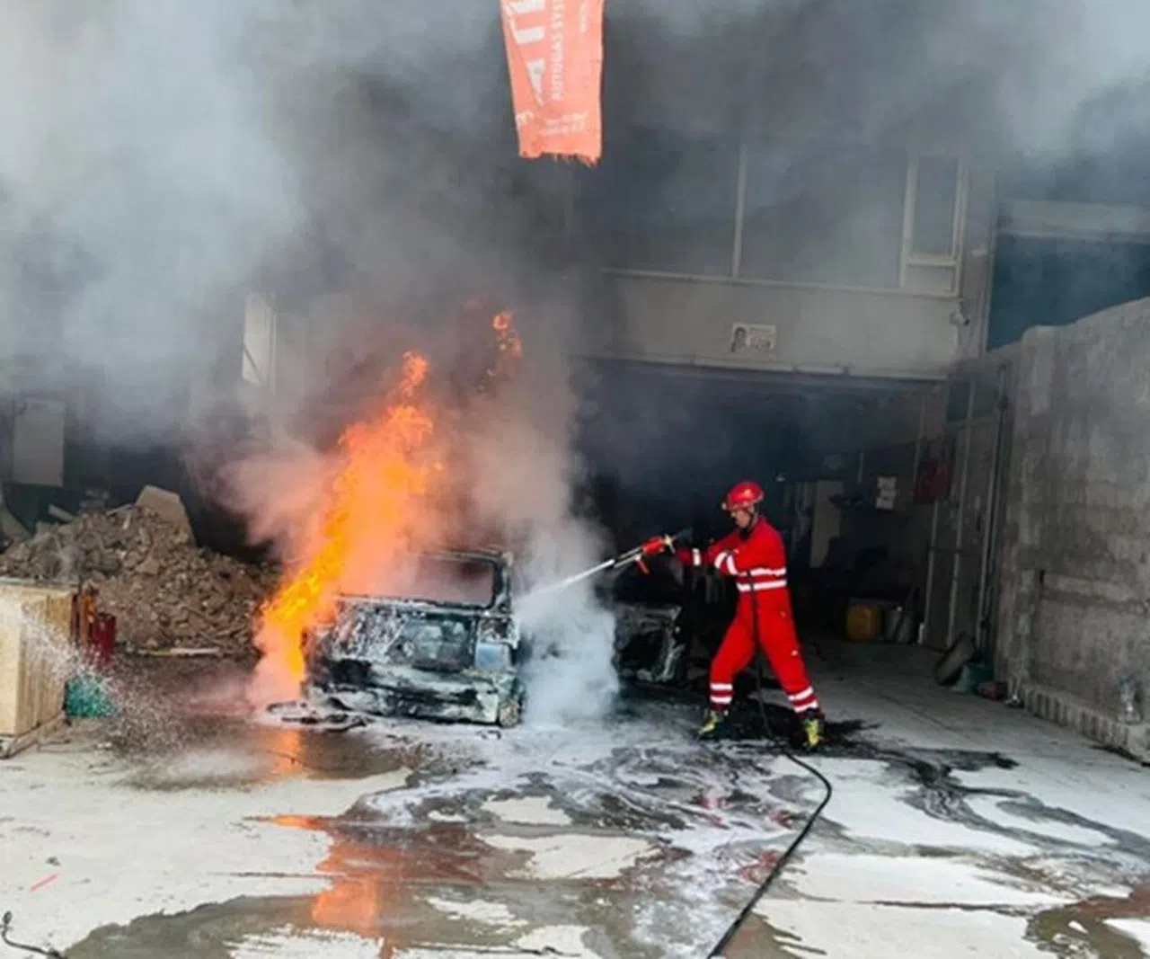 Tamirhanede Bakımı Yapılan Otomobil Alevlere Teslim Oldu
