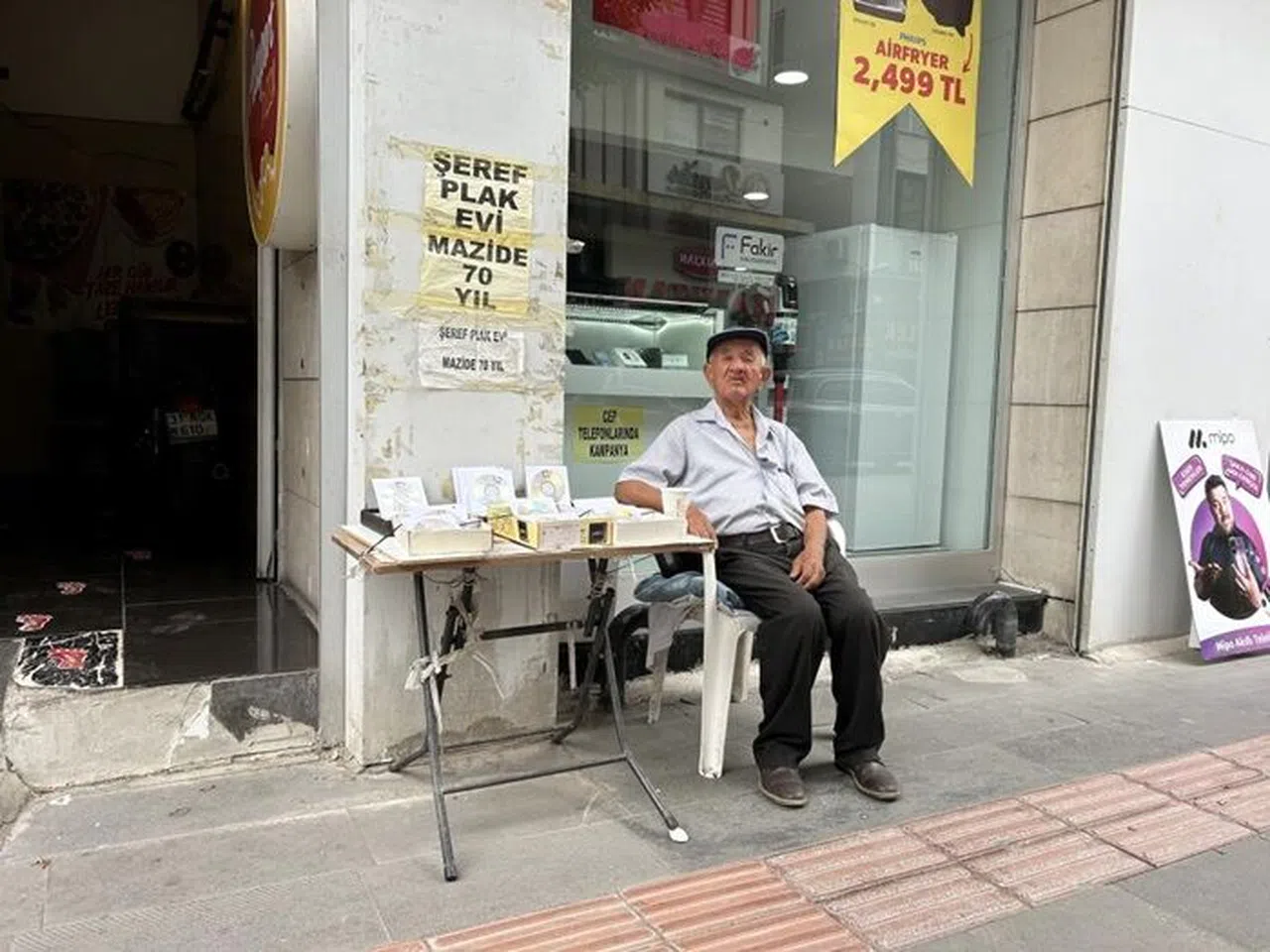 90 Yaşındaki Adam, 70 Yıldır Plak ve CD Satarak Mesai Yapıyor