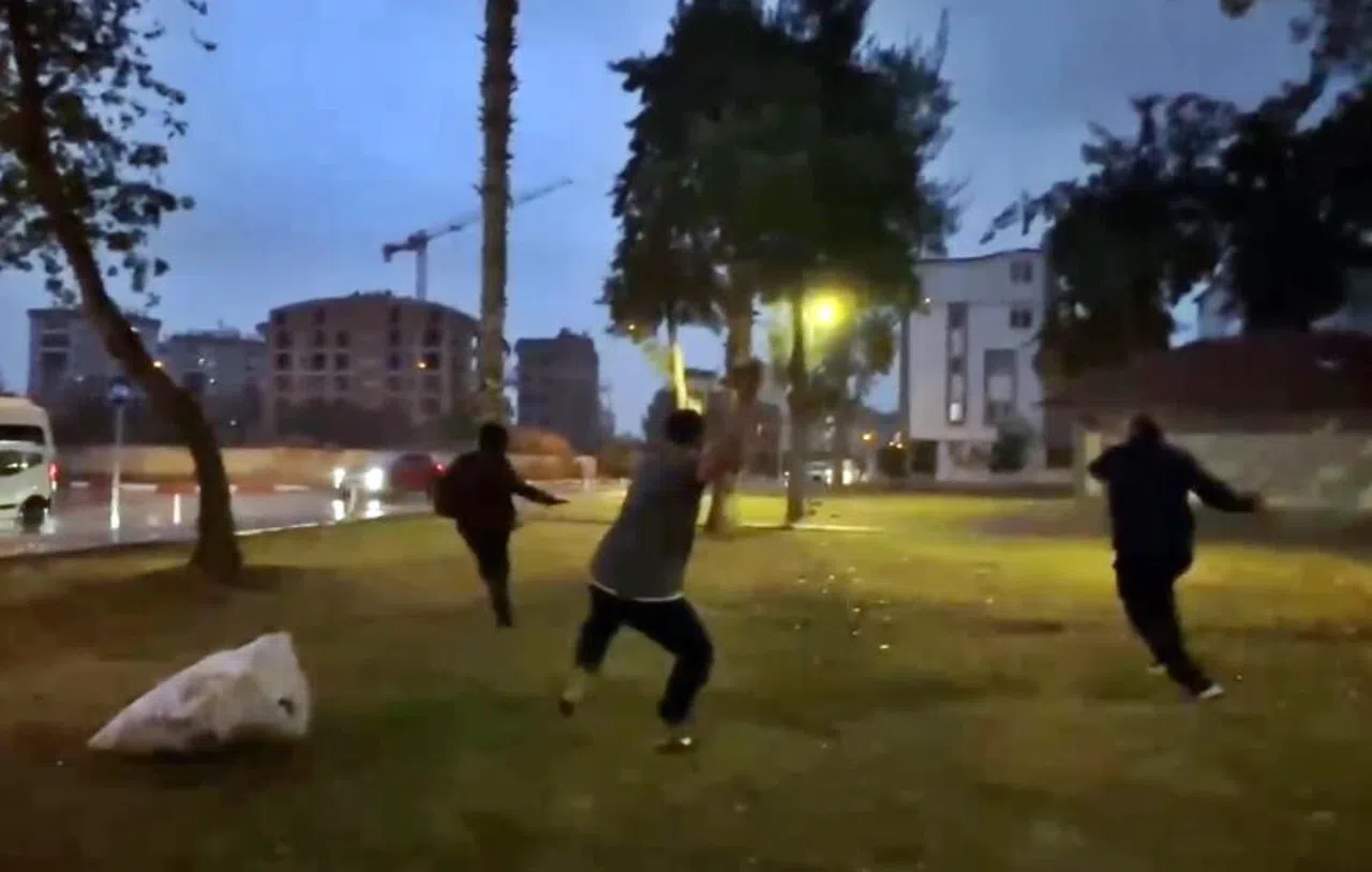 Müezzin ve Cemaati Camiye Sokmayan Eli Bıçaklı Şahıs, Namazı Kaçıran Cemaat Tarafından Taşla Böyle Kovalandı