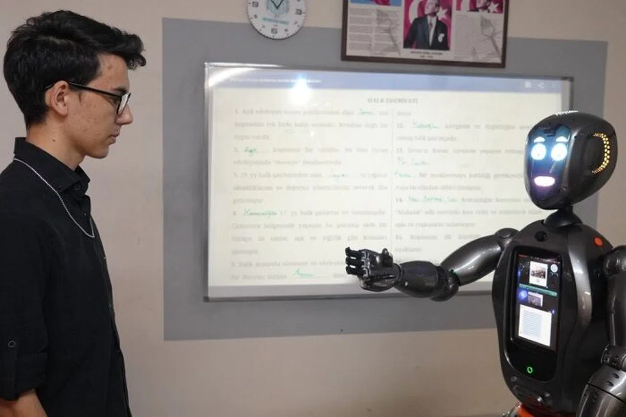 Türkiye’nin İlk İnsansı Yapay Zekalı Robotu Ada, Öğretmenliğe Başladı