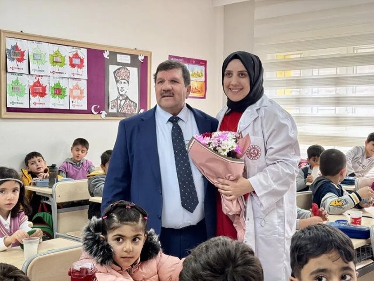 Başarılarla Dolu 45 Yıllık Öğretmenlik Hayatına, Önlüğünü Kızına Devrederek Veda Etti