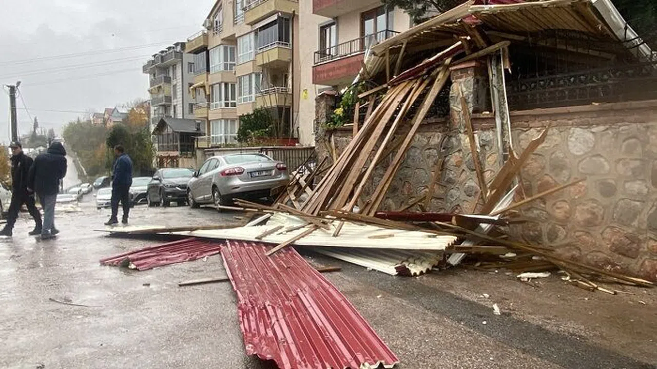 Çatı Uçtu, 6 Otomobil Hasar Gördü