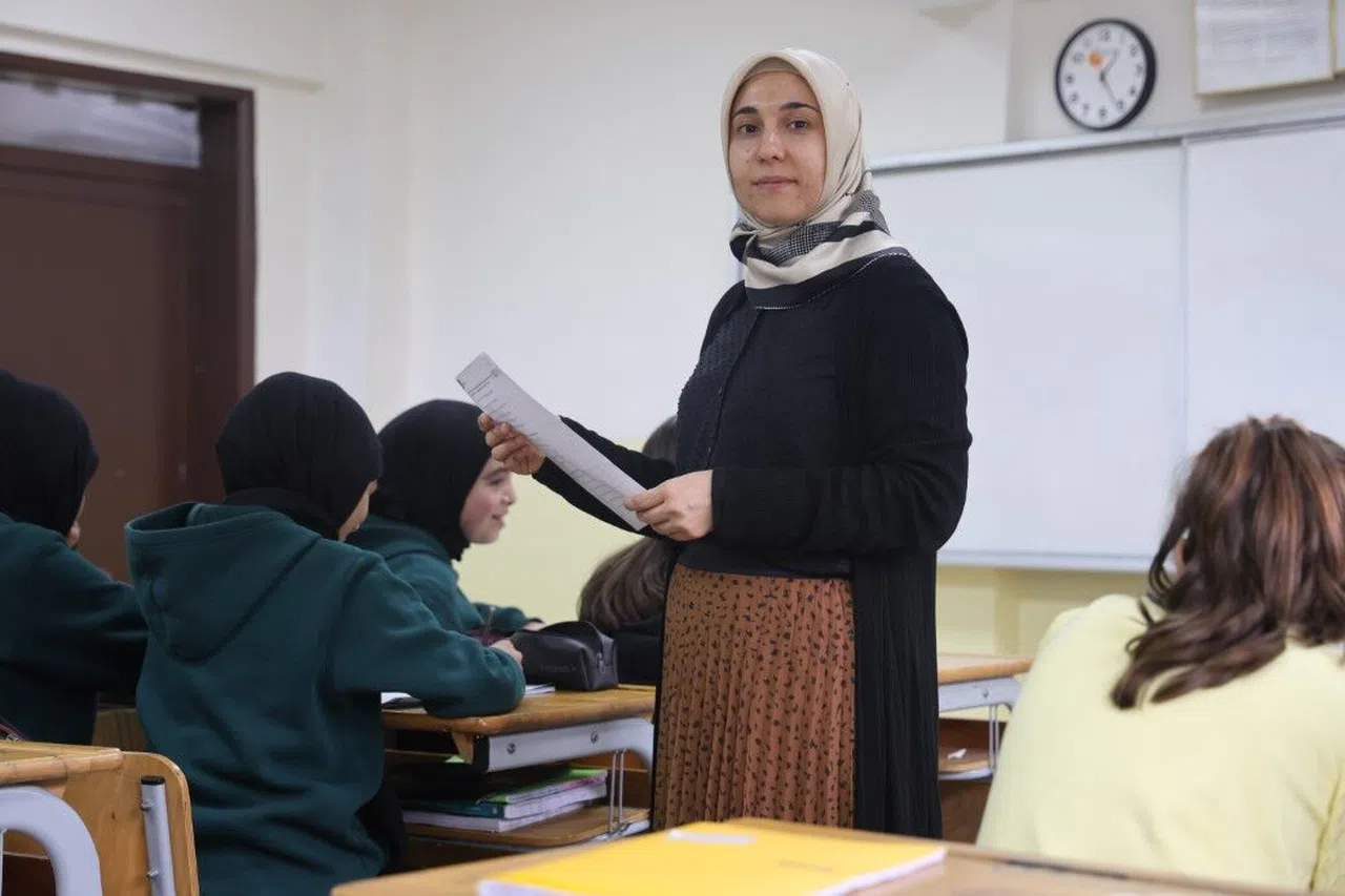 Depremde Ailesini Kaybeden Zeynep Öğretmen, Protez Bacağıyla Döndüğü Sınıfında Öğrencileriyle Hayata Tutundu