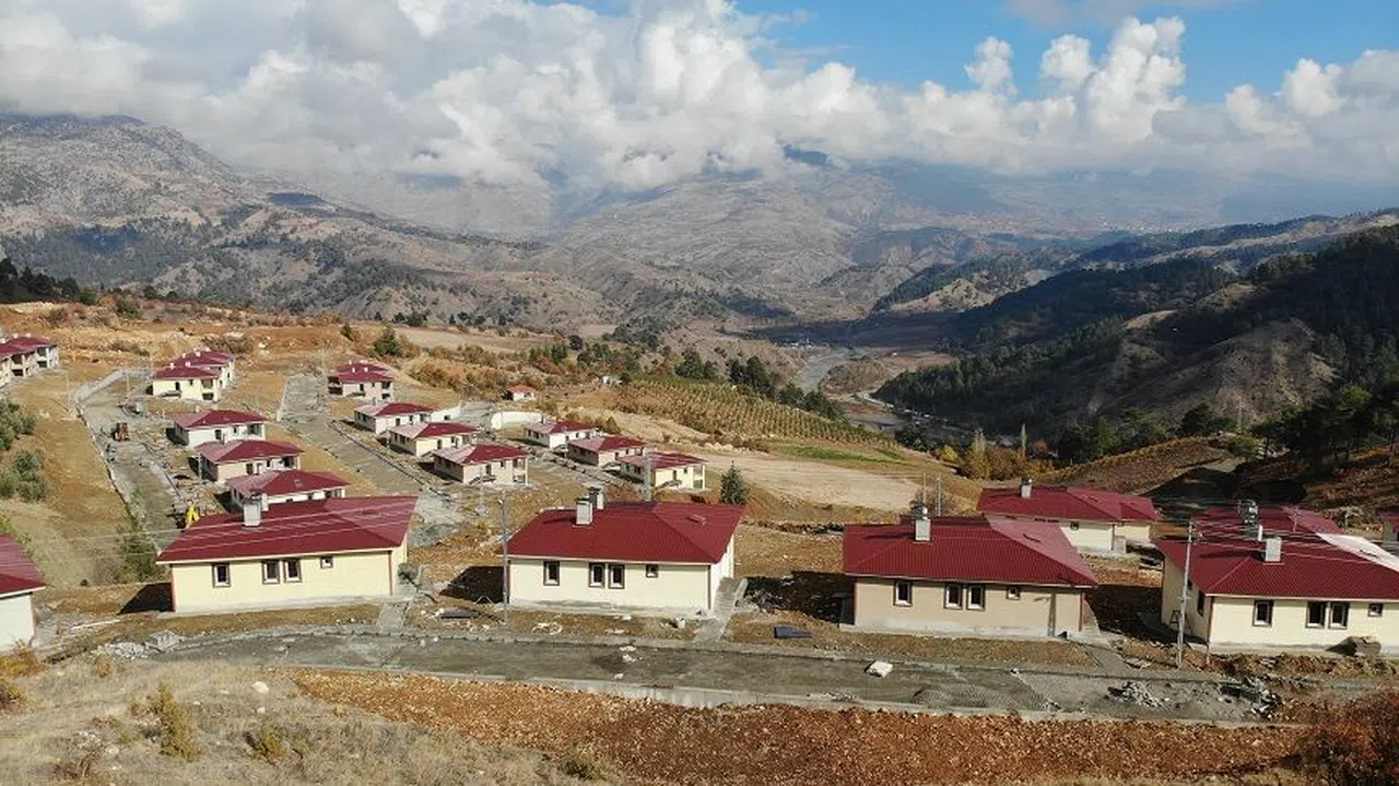 Kahramanmaraş’ta dev kayaların tahrip ettiği köyde deprem konutları yükseliyor