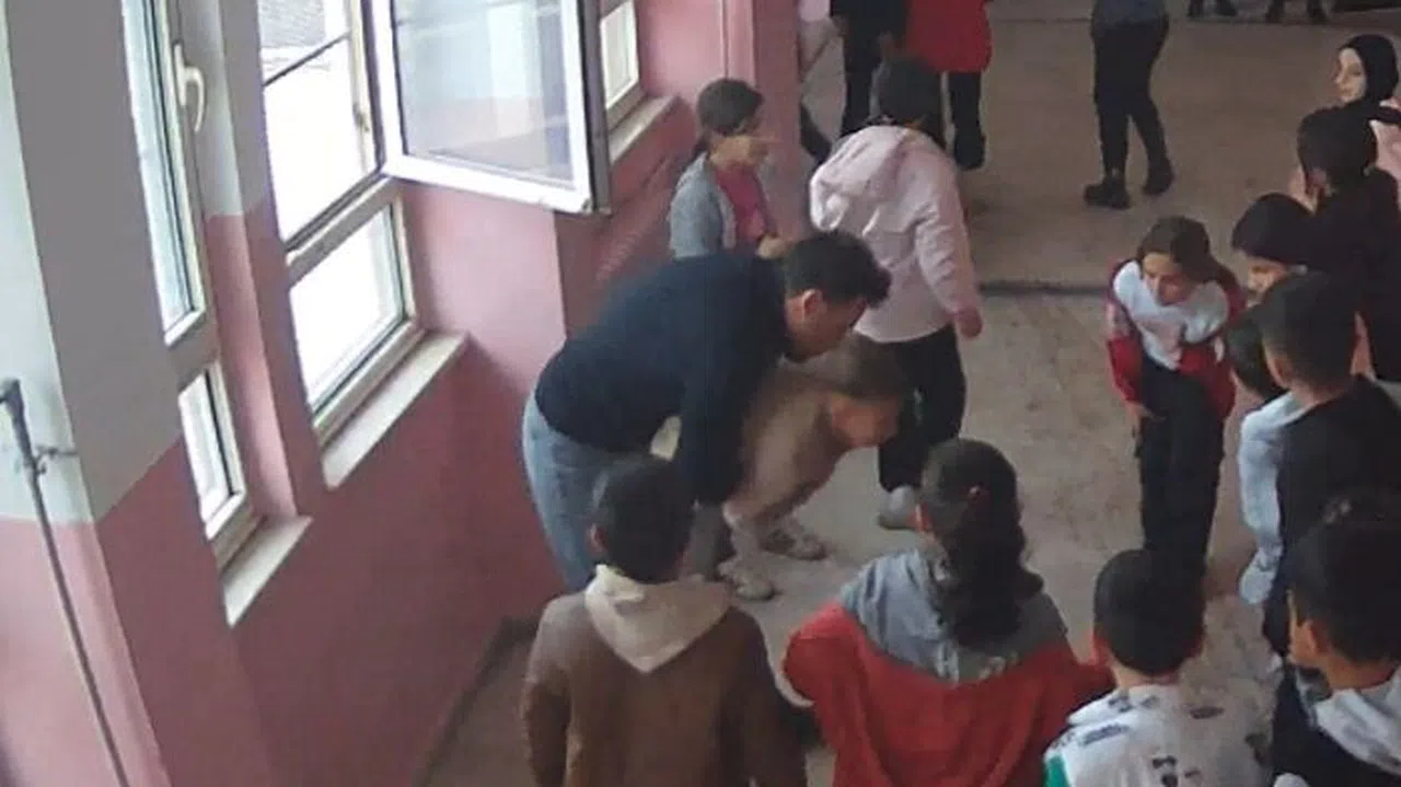 Boğazına Şeker Kaçan Öğrencinin İmdadına Öğretmeni Yetişti
