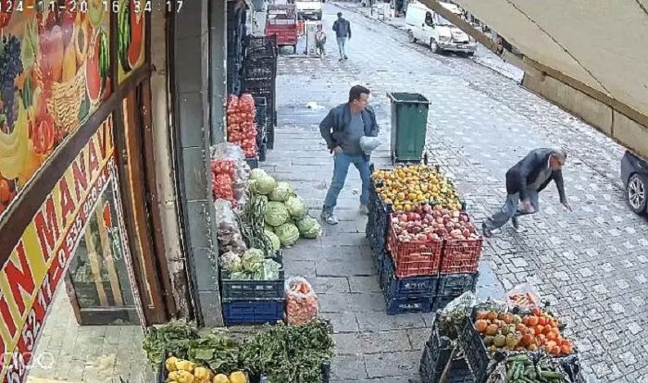 Kaldırımda Yürüyen Adamın Kalp Krizi Geçirme Anı Kameraya Yansıdı
