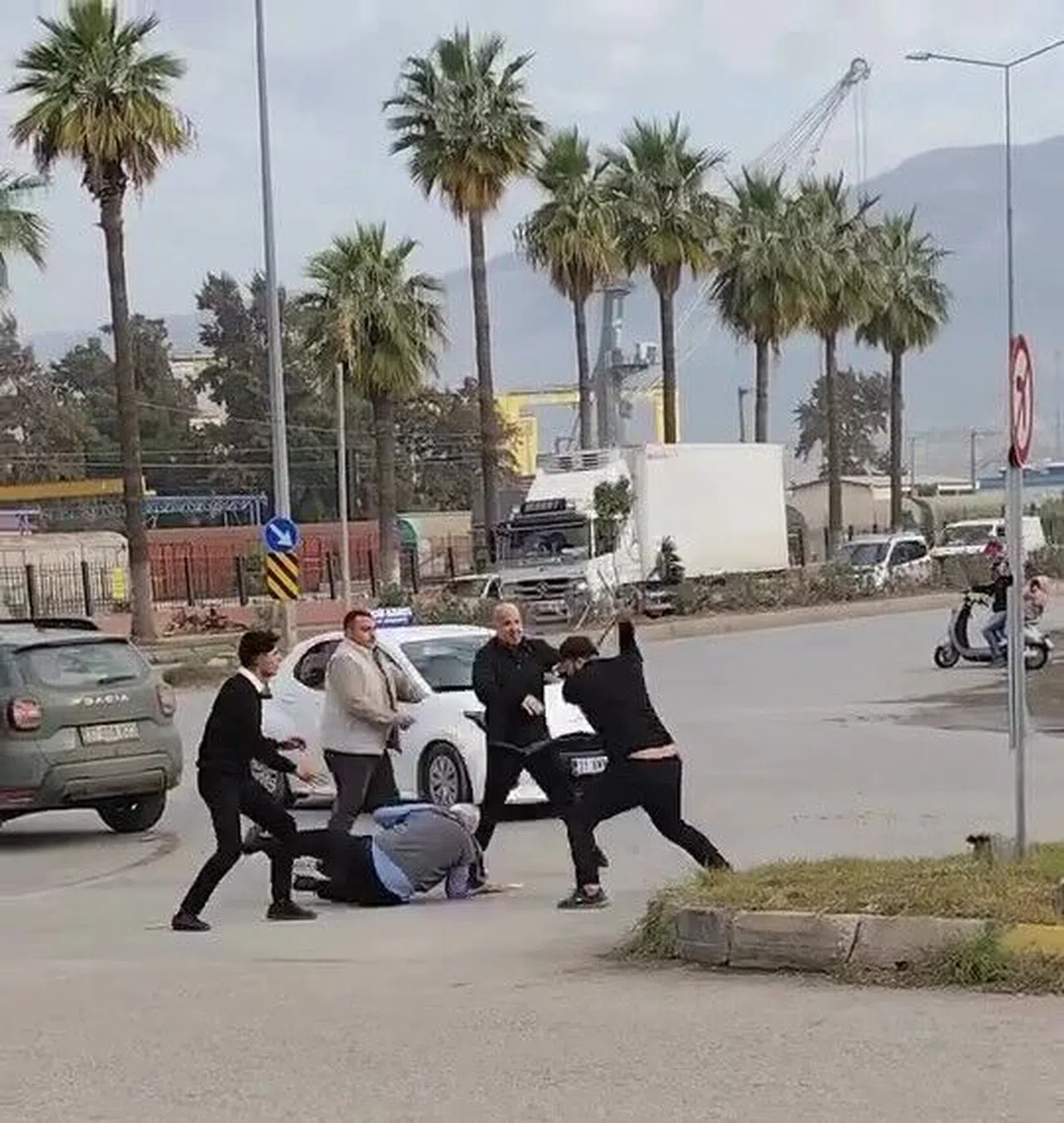 Trafikte Çıkan Tartışmada, Süpürgeyi Kavga Ettiği Adamın Üzerinde Kırdı