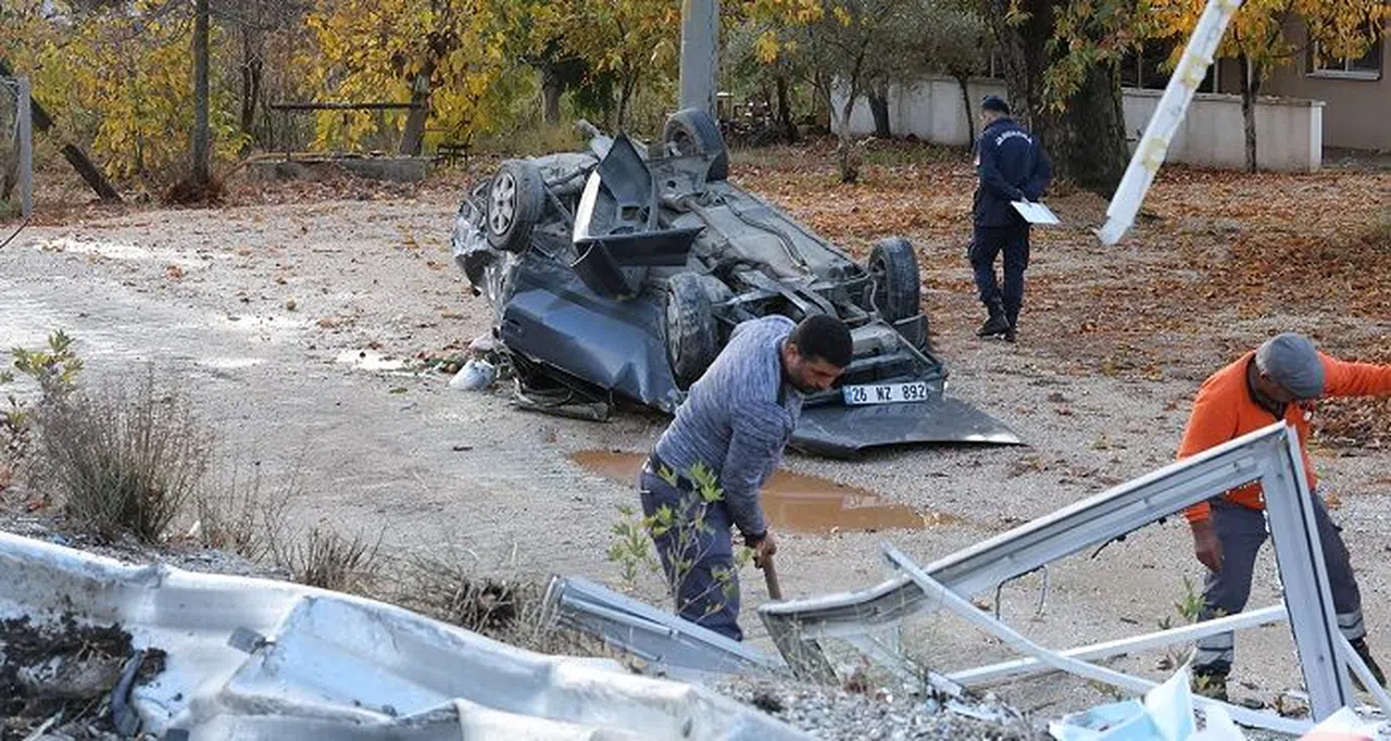 Fiat Tofaş Otomobil Kağıt Gibi Ezildi: 3 Yaralı
