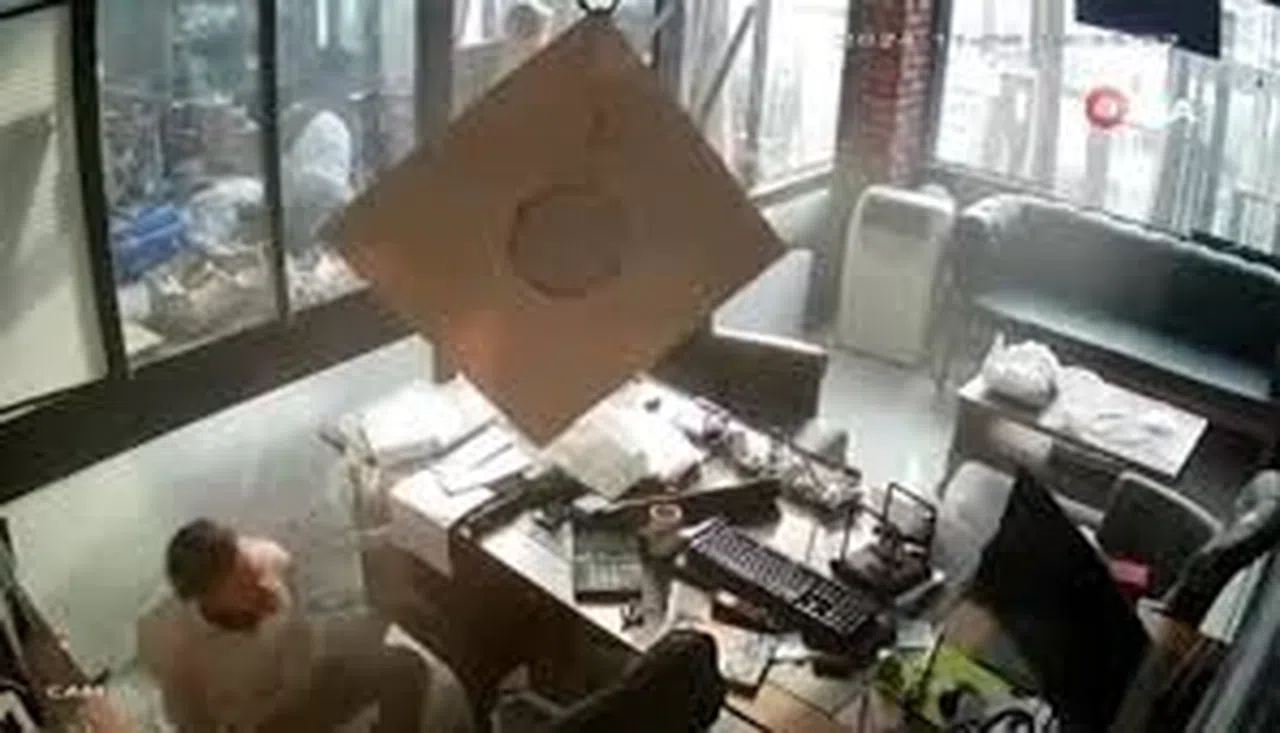 Temizlik İçin Çıktığı Asma Tavan Çöktü, Kendini Yerde Buldu