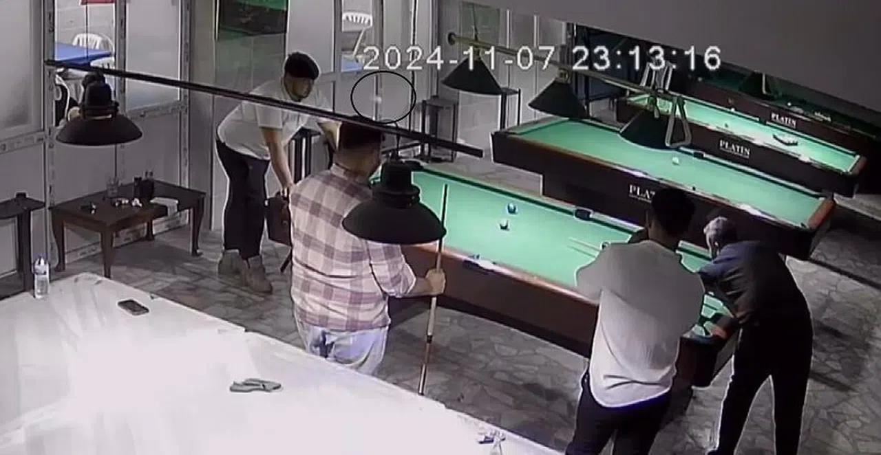 Kafasına bilardo topu gelen genç yere yığıldı, arkadaşları kahkahaya boğuldu
