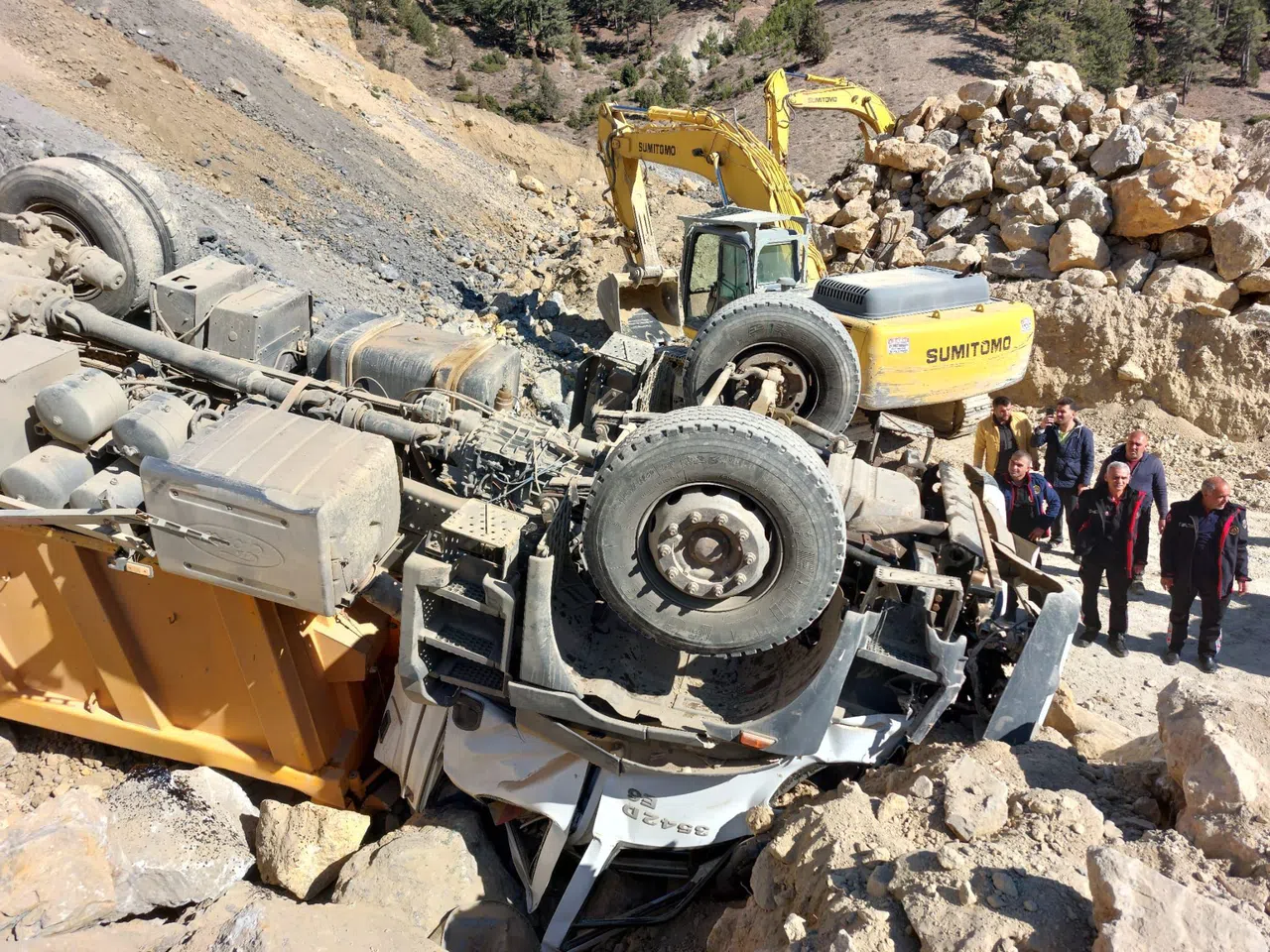 Kahramanmaraş’ta hafriyat kamyonu devrildi: 1 yaralı