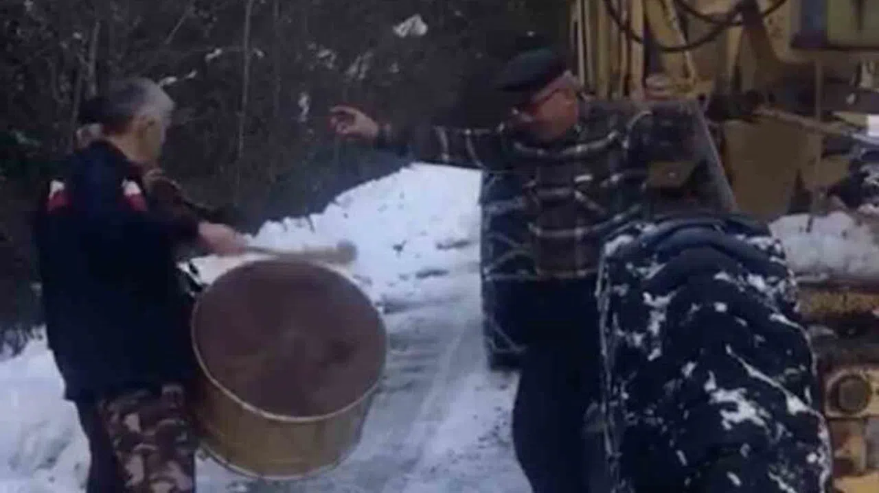 Köylerinin Yolunu Açan İş Makinesi Operatörünü Davul, Zurnayla Karşıladılar